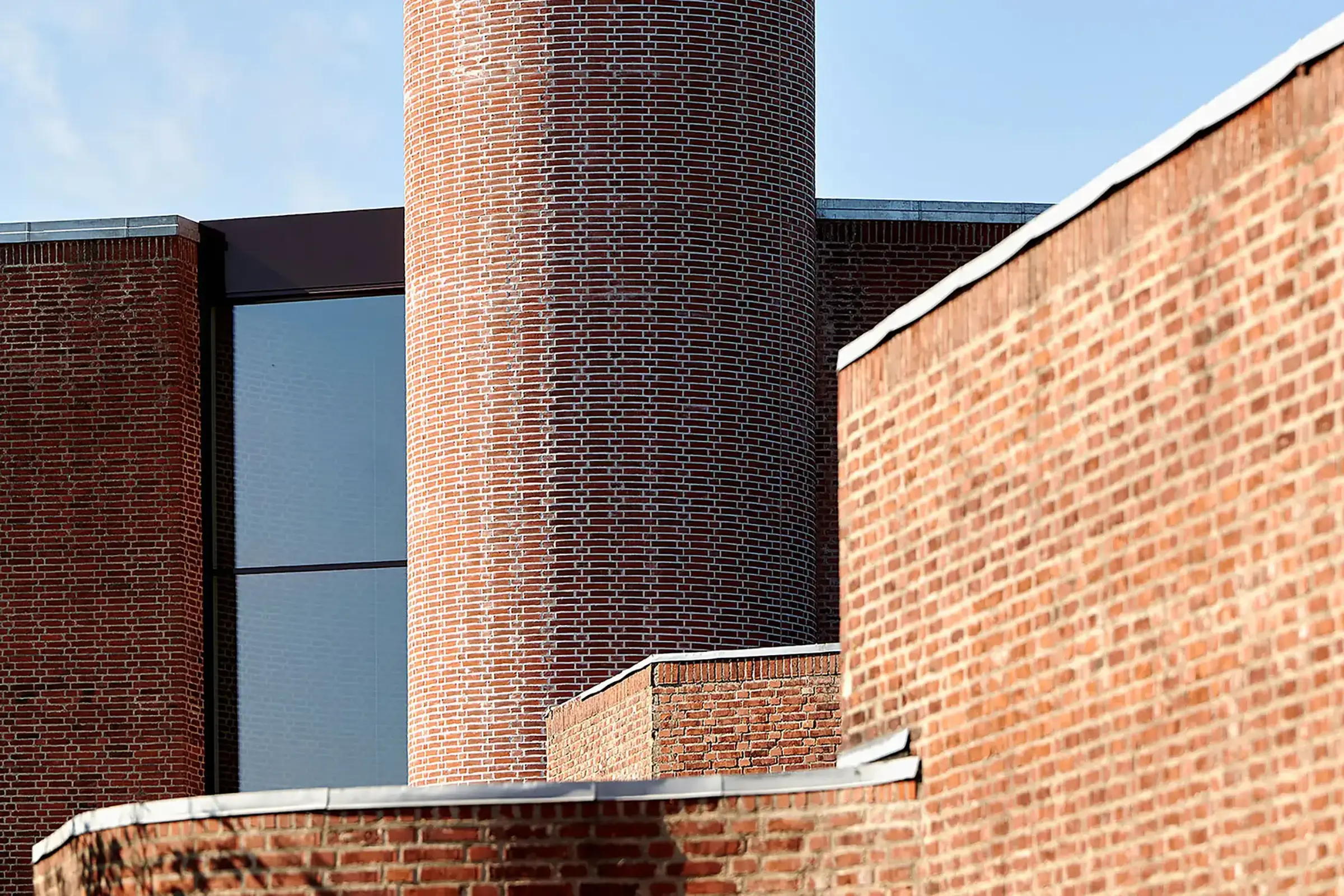 Außenaufnahme eines mit StoBrick Klinkerriemchen bekleideten, kronenförmigen Turms