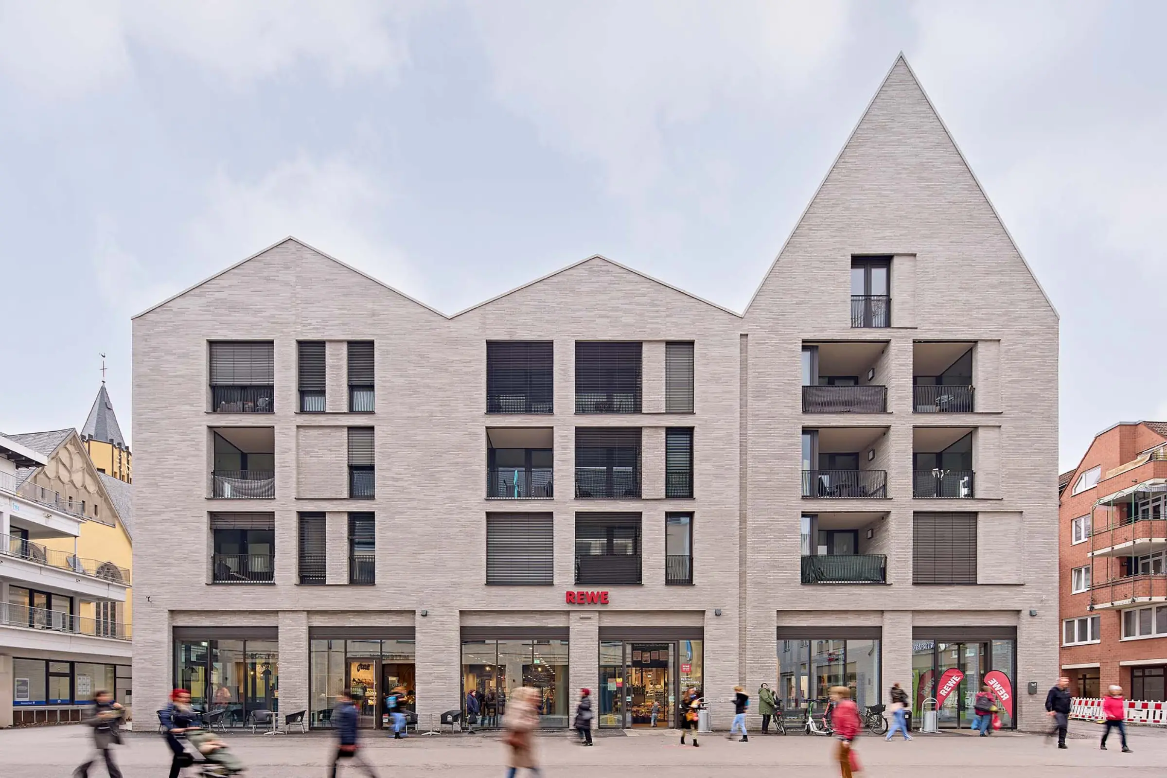 Aufnahme des City-Center-Porz, Fassadengestaltung mit StoTherm Vario und StoBrick in Hellbeige