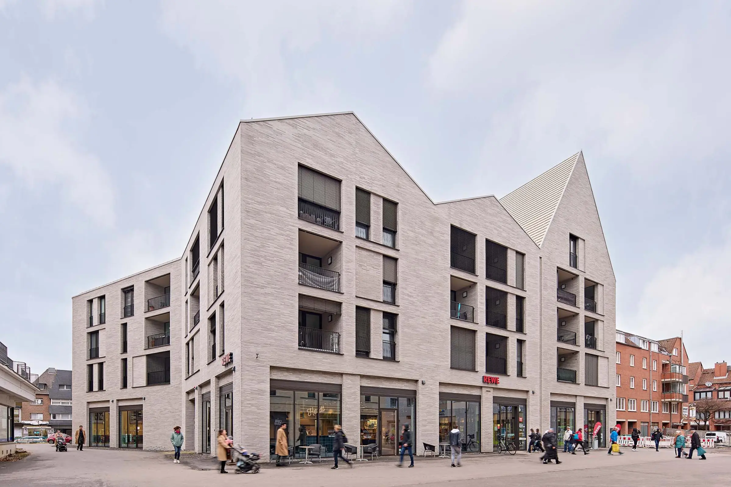 Aufnahme des City-Center-Porz, Fassadengestaltung mit StoTherm Vario und StoBrick in Hellbeige