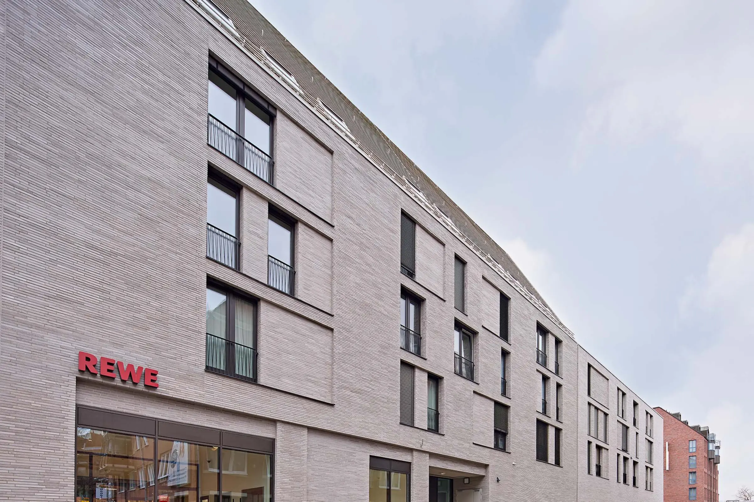 Aufnahme des City-Center-Porz, Fassadengestaltung mit StoTherm Vario und StoBrick in hellbeige