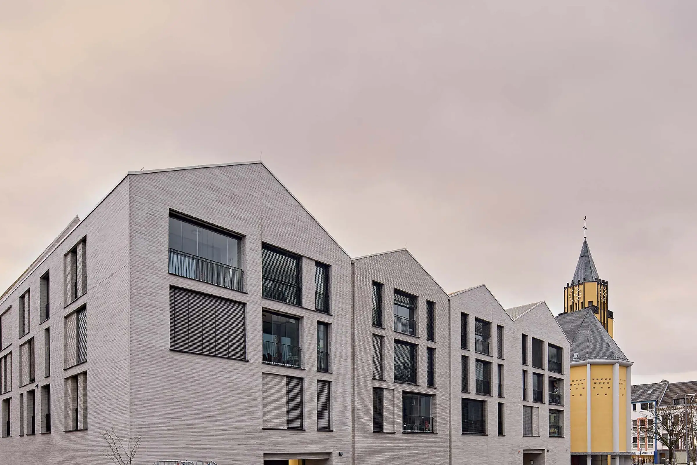 Aufnahme des City-Center-Porz, Fassadengestaltung mit StoTherm Vario und StoBrick in hellbeige