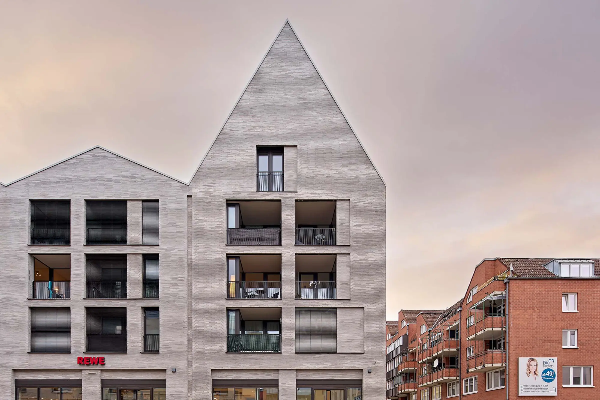 Aufnahme des City-Center-Porz, Fassadengestaltung mit StoTherm Vario und StoBrick in hellbeige