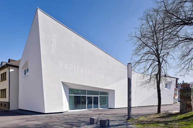 Außenaufnahme des Papiermuseums in Düren, DE, weiße Sto-Fassade mit bionischer Fassadenfarbe StoColor Dryonic