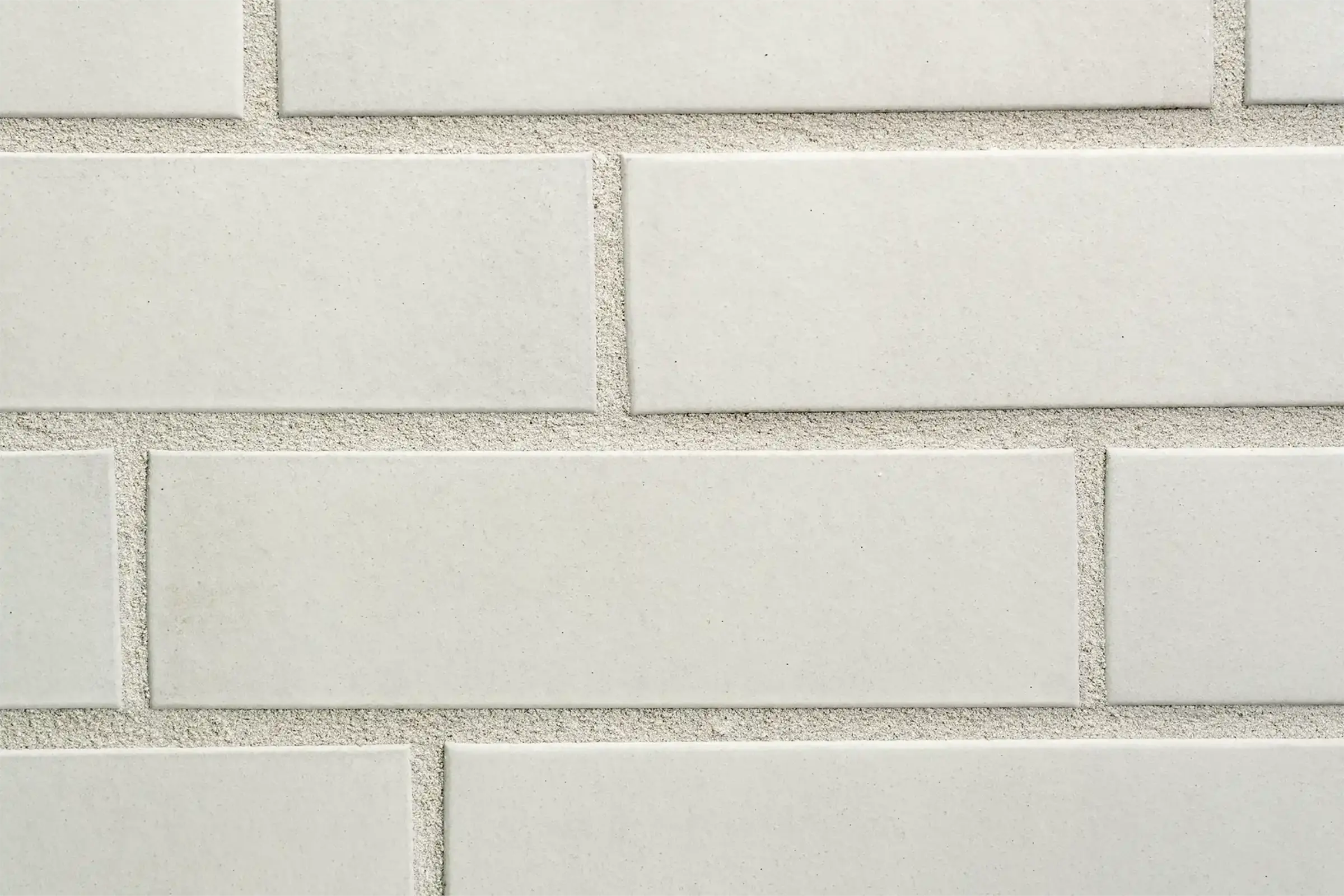 Detailansicht der weißen Klinkerfassade an einem Wohnquatier