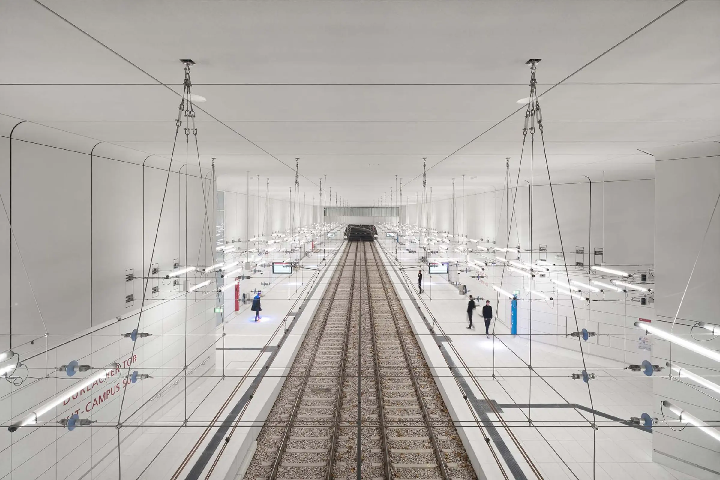Aufnahme des Stadtbahntunnels in Karlsruhe, Akustikdecke mit StoSilent Distance