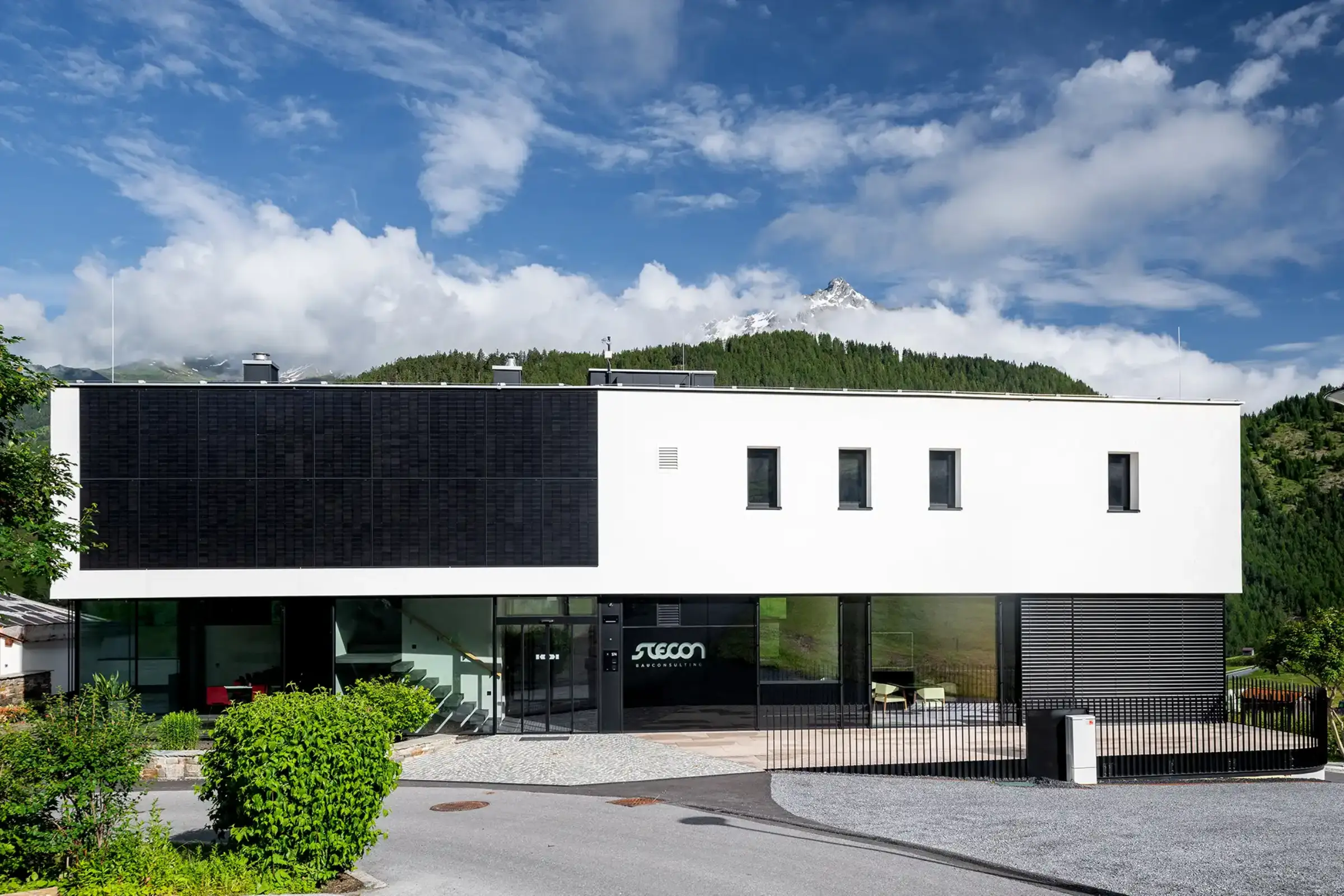 Aufnahme eines Geschäftsgebäudes, gedämmt mit StoVentec, Photovoltaik Module für die Fassade