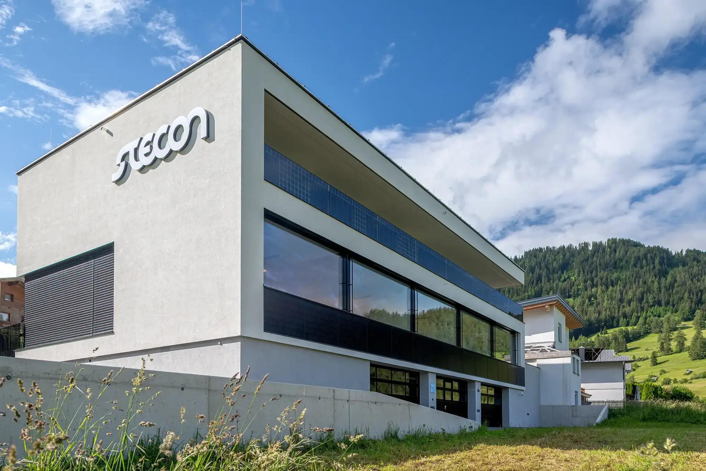 Aufnahme eines Geschäftsgebäudes, gedämmt mit StoVentec, Photovoltaik Module für die Fassade