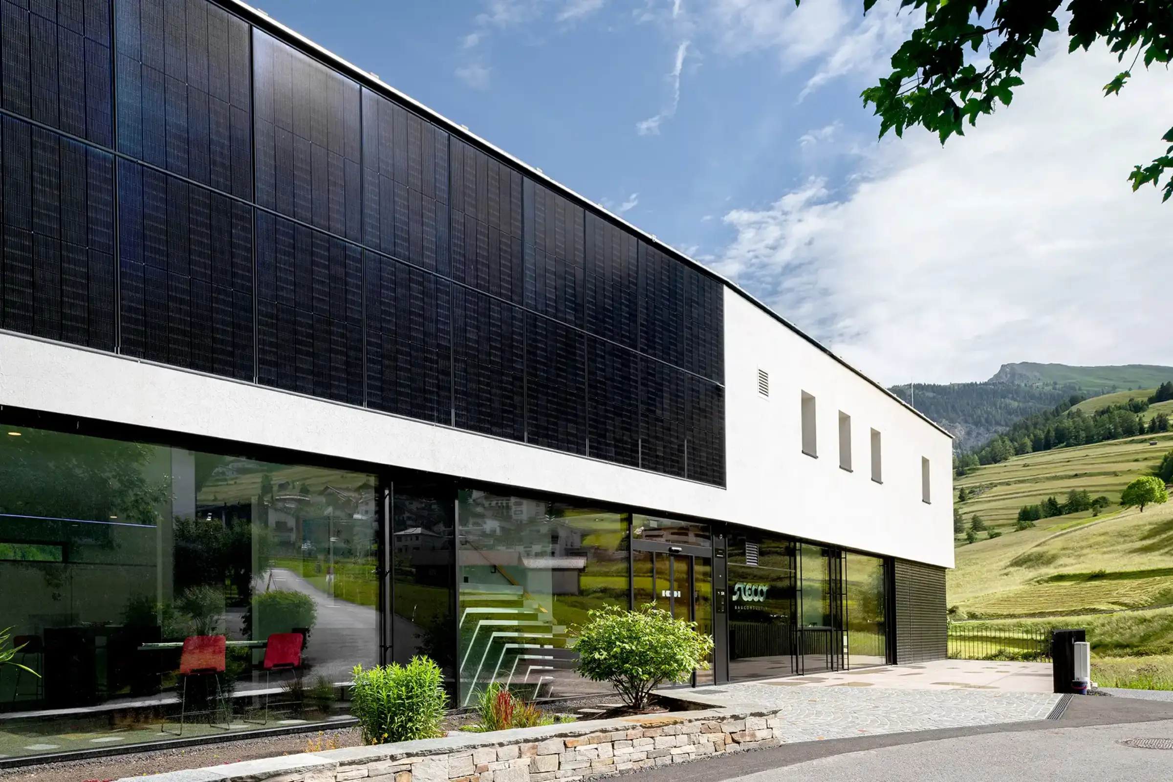 Aufnahme eines Geschäftsgebäudes, gedämmt mit StoVentec, Photovoltaik Module für die Fassade