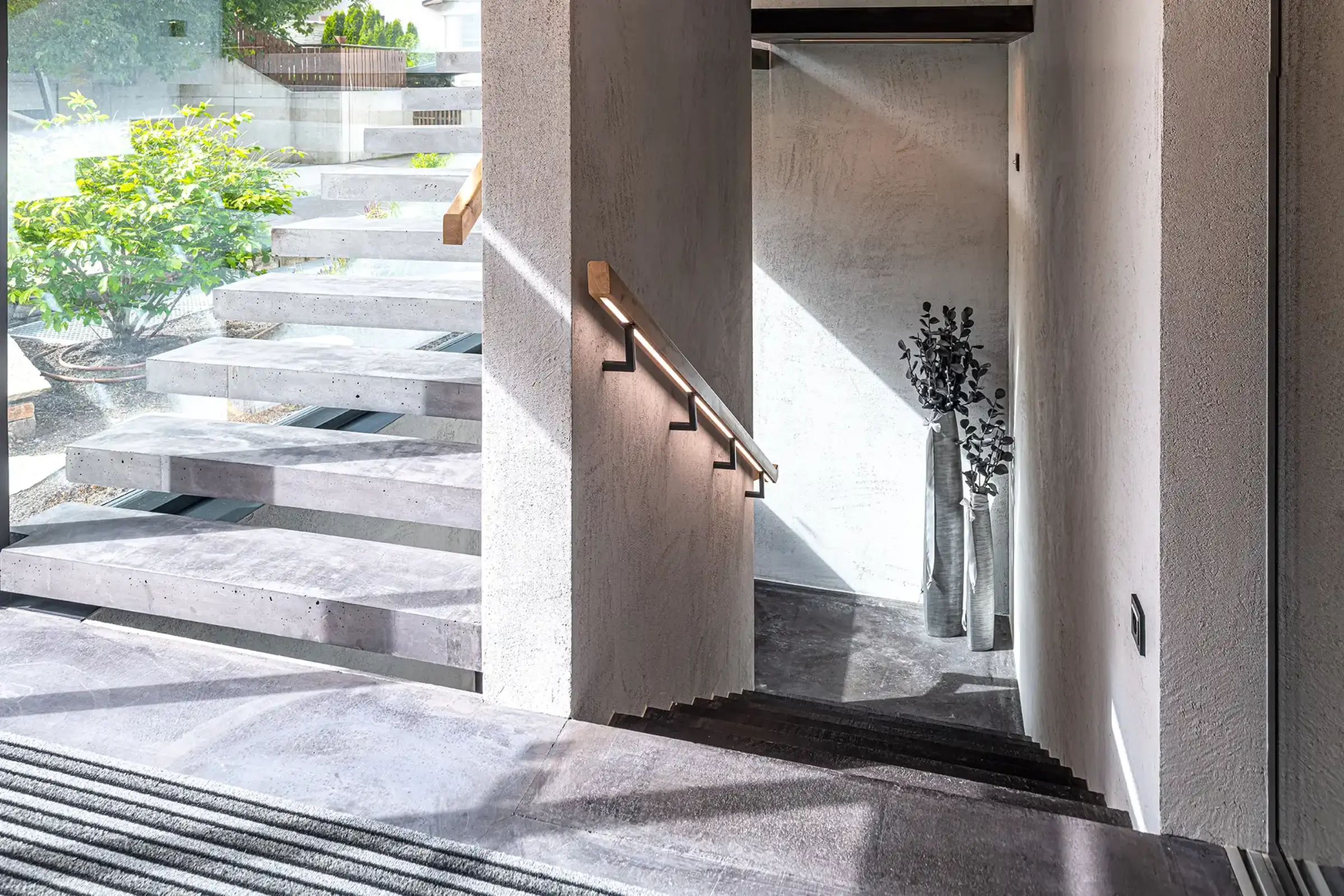 Innenaufnahme eines Geschäftsgebäudes, gedämmt mit StoVentec, Photovoltaik Module für die Fassade