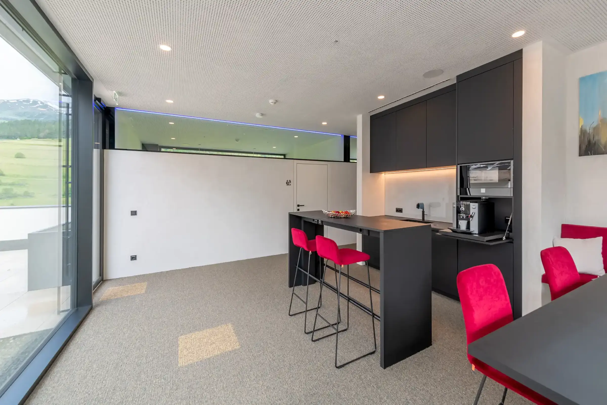 Innenaufnahme eines Geschäftsgebäudes, gedämmt mit StoVentec, Photovoltaik Module für die Fassade