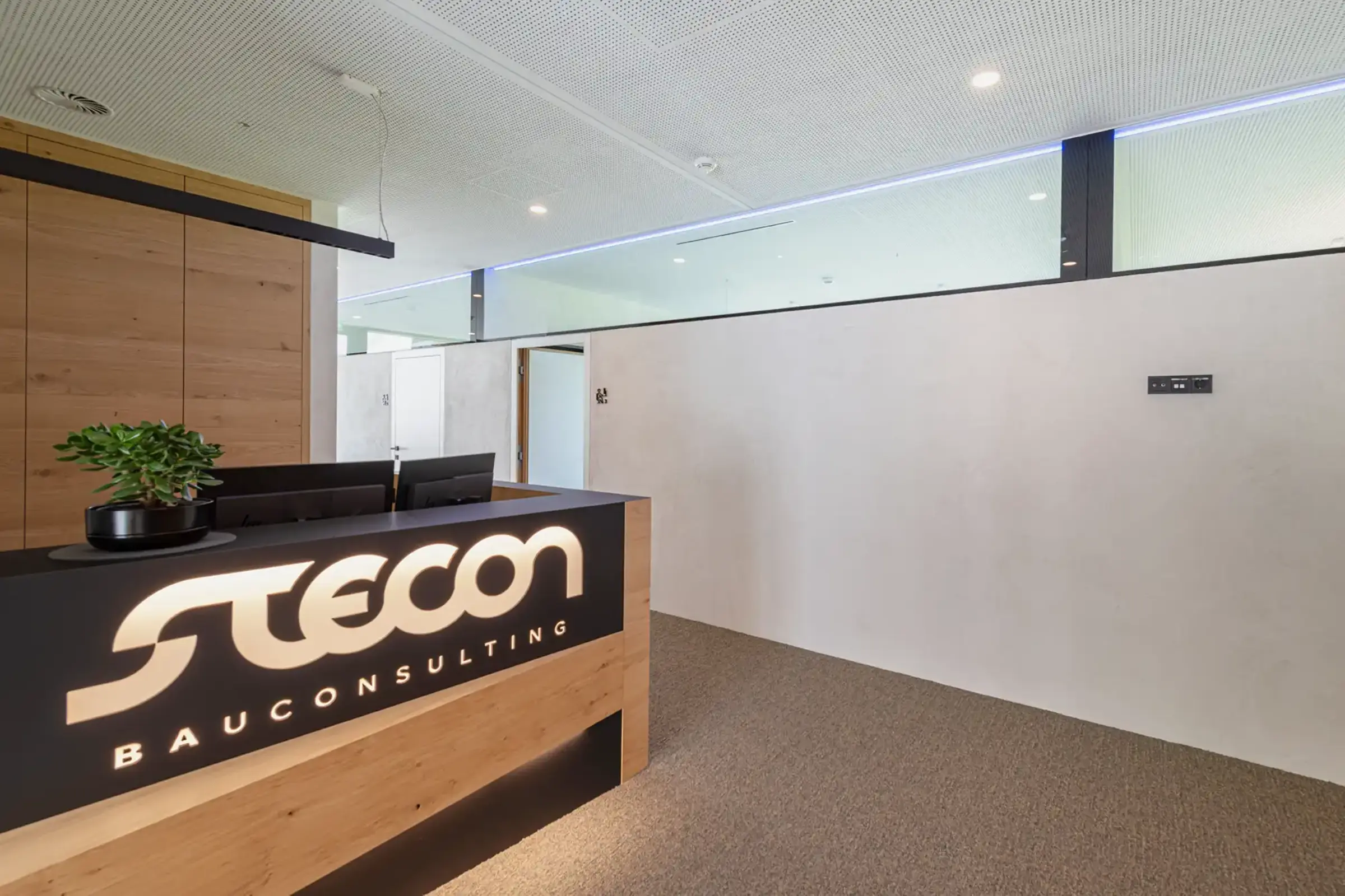 Innenaufnahme eines Geschäftsgebäudes, gedämmt mit StoVentec, Photovoltaik Module für die Fassade