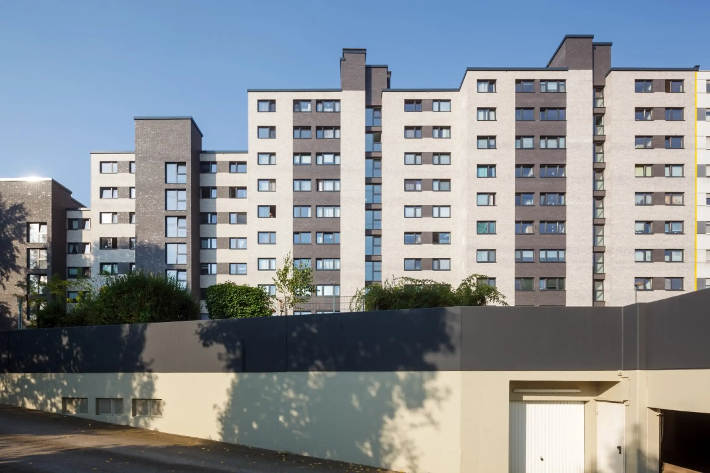 Aufnahme Mehrfamilienhauses mit WDVS und Fassadenmaterialien wie Klinker, Naturstein und Keramik