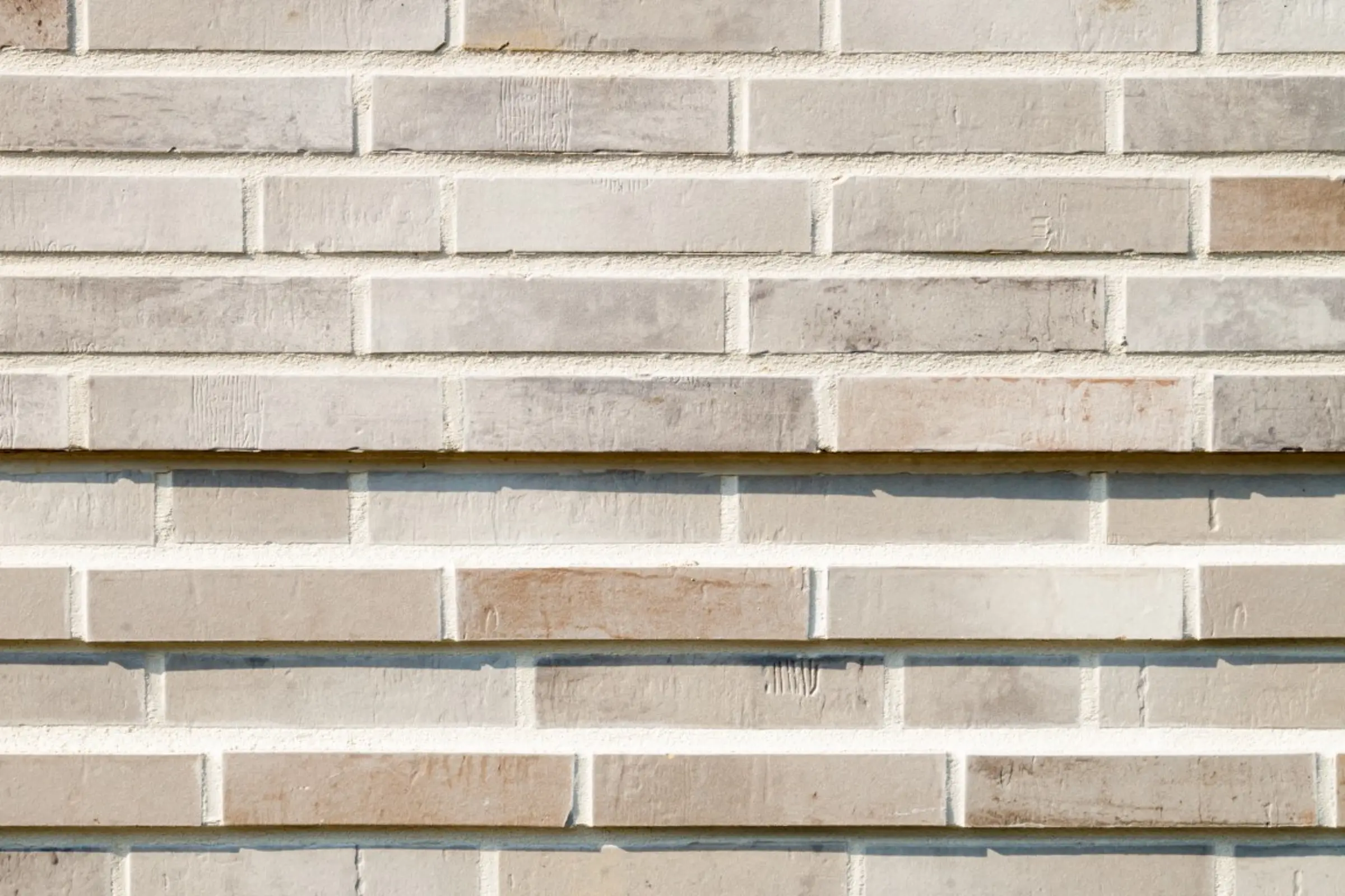 Aufnahme Mehrfamilienhauses mit WDVS und Fassadenmaterialien wie Klinker, Naturstein und Keramik