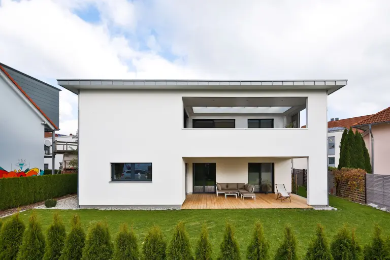 Einfamilienhaus, weiße Fassade. gedämmt mit StoTherm Wood, CO₂-optimiertes WDVS mit Holzfaserdämmung