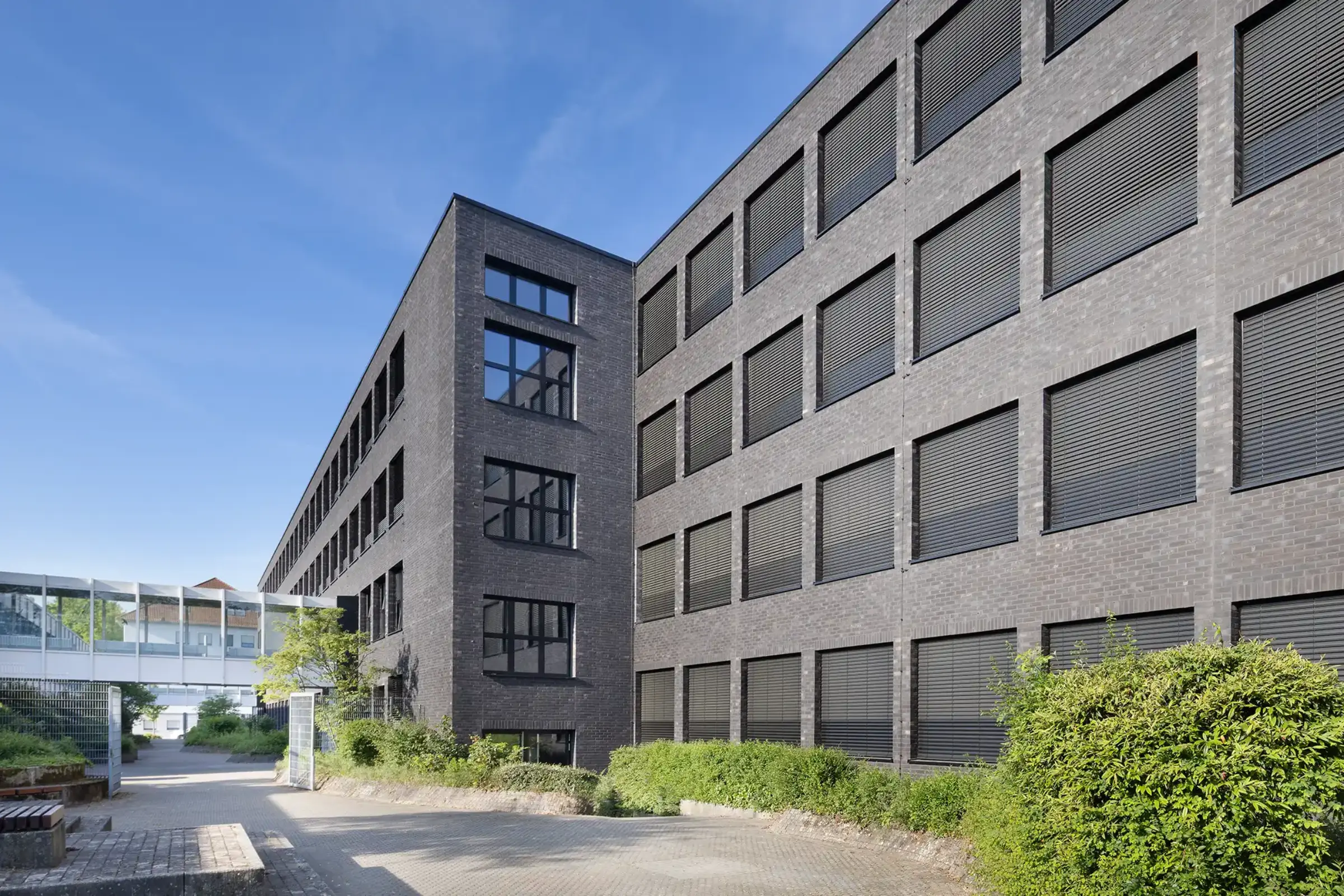 Aufnahme eines Schulgebäudes, gestaltet mit dunkelgrauen Klinkerriemchen StoBrick