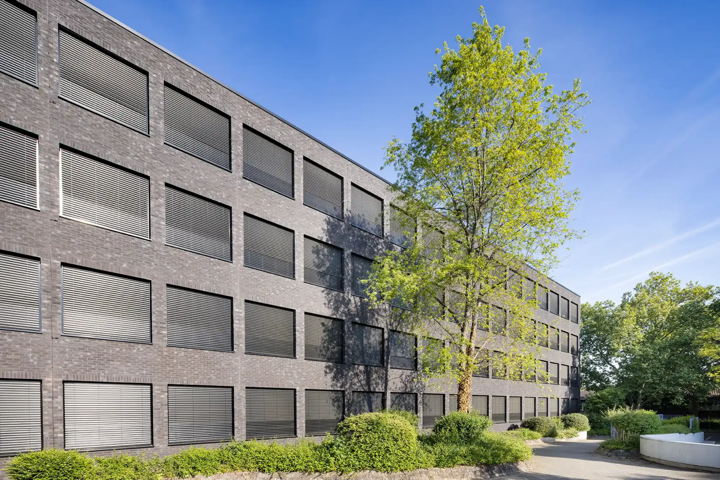 Aufnahme eines Schulgebäudes, gestaltet mit dunkelgrauen Klinkerriemchen StoBrick