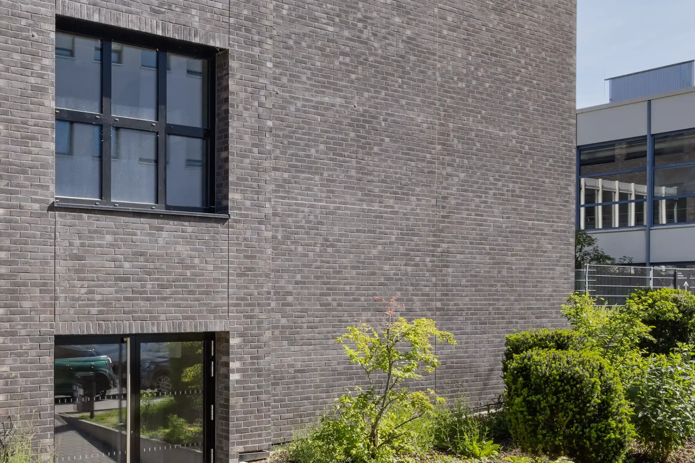 Aufnahme eines Schulgebäudes, gestaltet mit dunkelgrauen Klinkerriemchen StoBrick