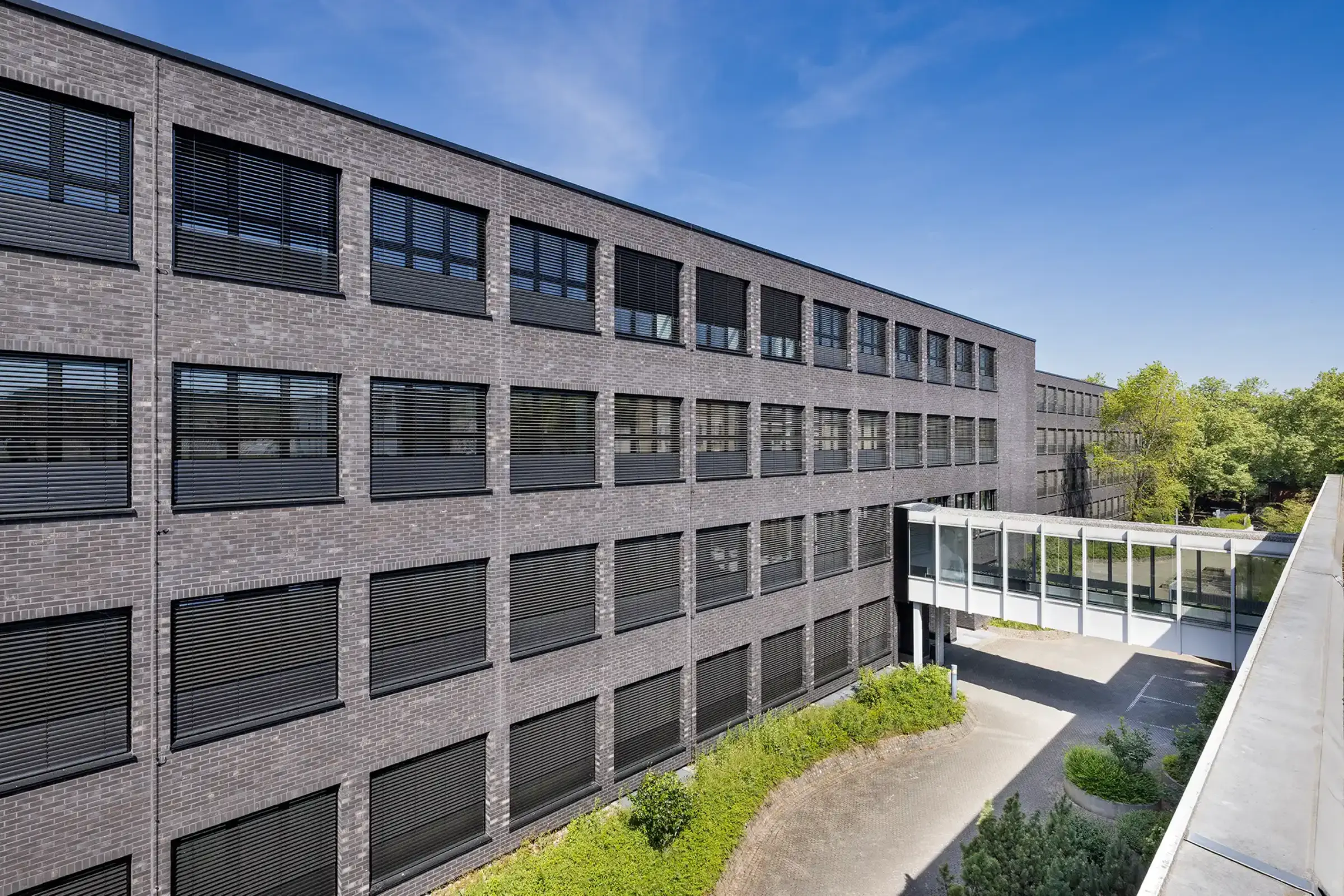 Aufnahme eines Schulgebäudes, gestaltet mit dunkelgrauen Klinkerriemchen StoBrick