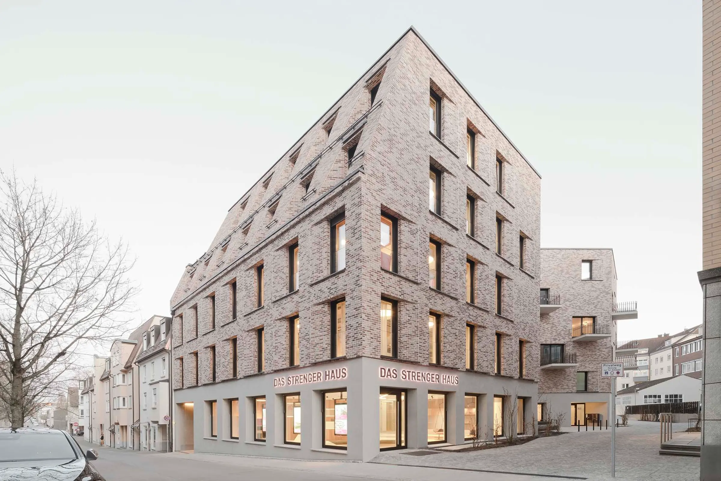 Außenaufnahme eines Wohn- und Büroensembles, Fassadendämmung, gestaltet mit Klinkern & StoSignature