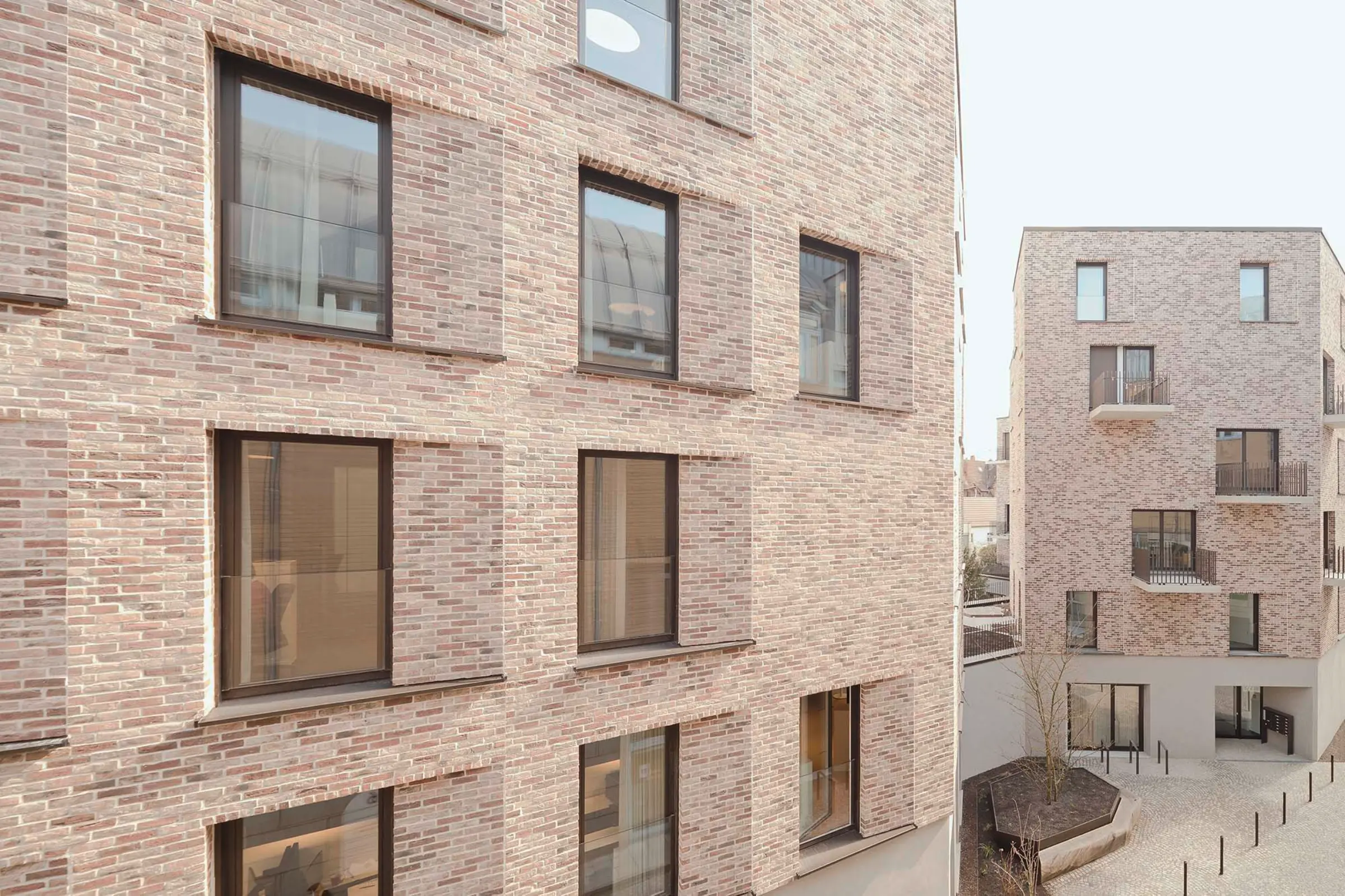 Außenaufnahme eines Wohn- und Büroensembles, gestaltet mit Klinkern & StoSignature in hellbeige