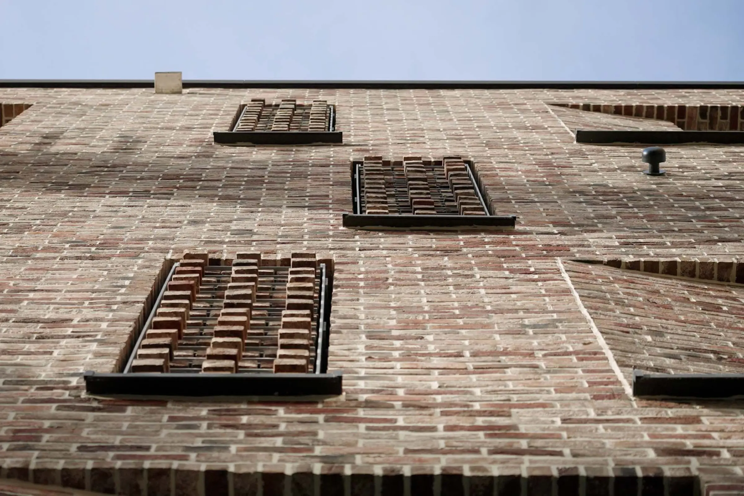 Detailaufnahme der Klinkerfassade hellen Brauntönen am Wohn- und Büroensemble in Ludwigsburg