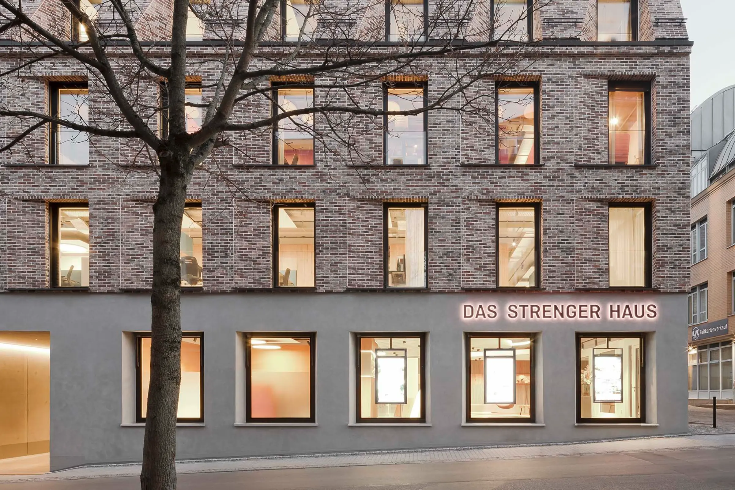 Außenaufnahme eines Wohn- und Büroensembles, gestaltet mit Klinkern & StoSignature in hellbeige