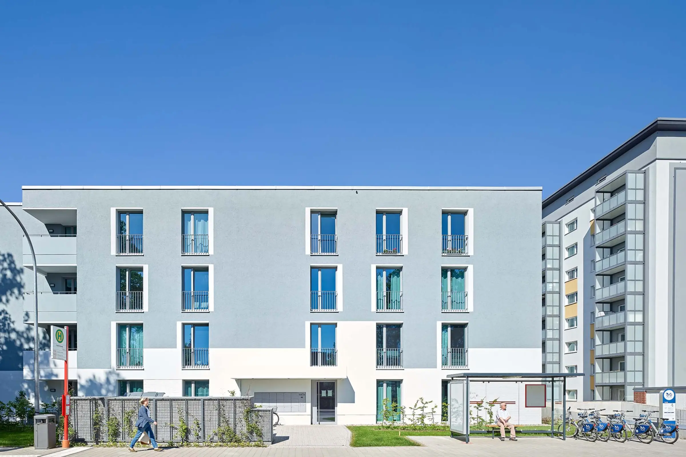 Aufnahme einer Wohnanlage in verschiedenen Cremefarben, gedämmt mit WDVS von Sto