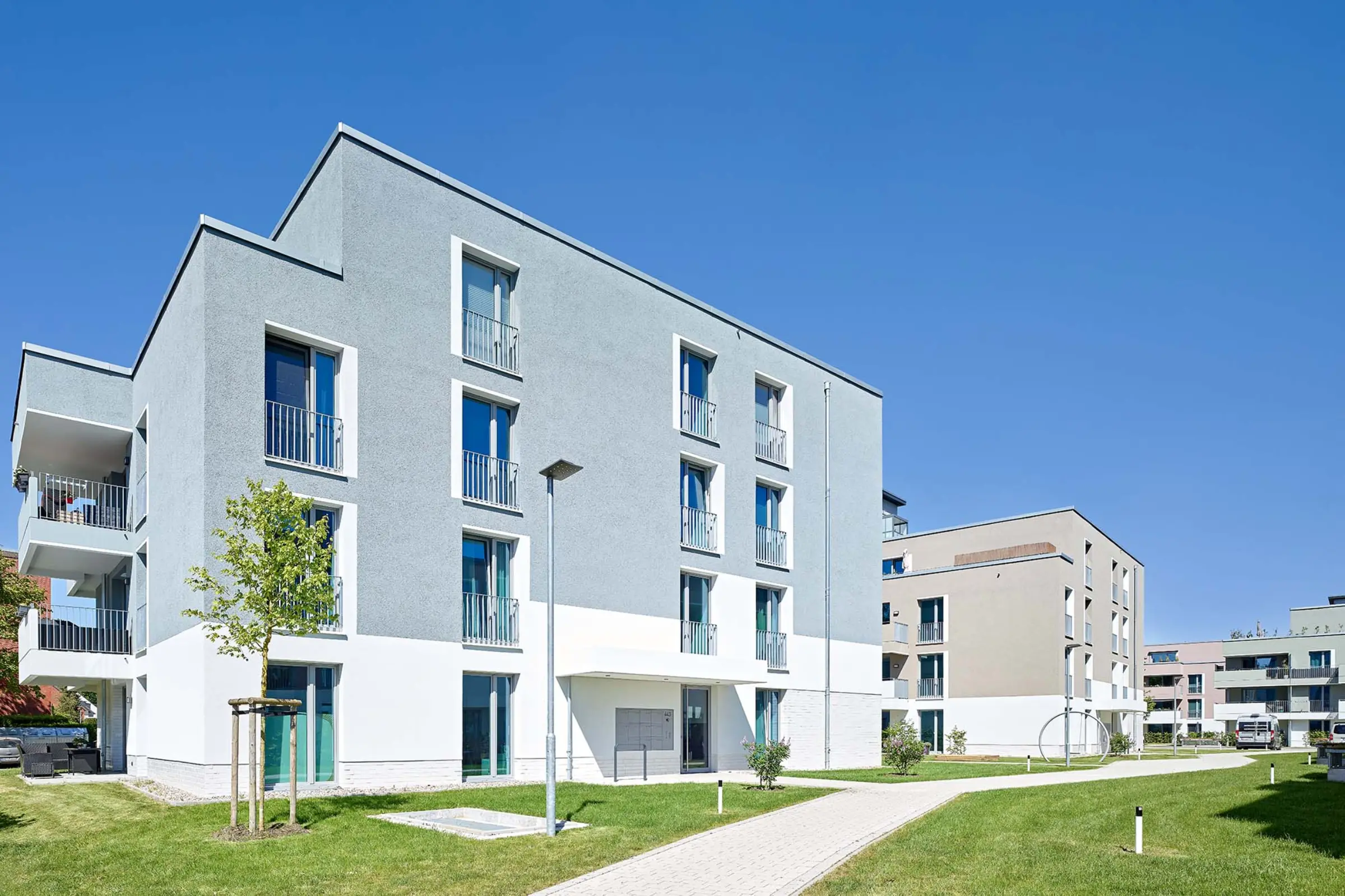 Aufnahme einer Wohnanlage in verschiedenen Cremefarben, gedämmt mit WDVS von Sto