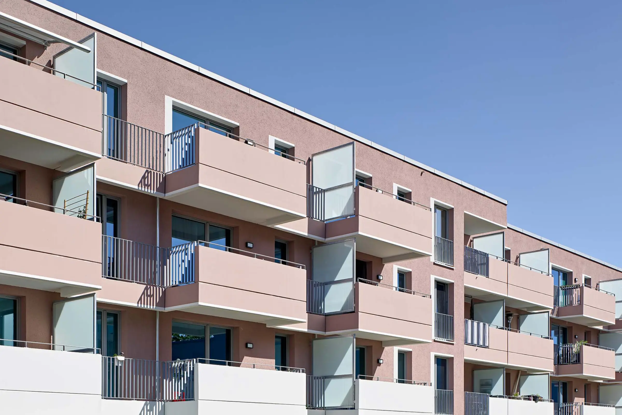 Aufnahme einer Wohnanlage in verschiedenen Cremefarben, gedämmt mit WDVS von Sto