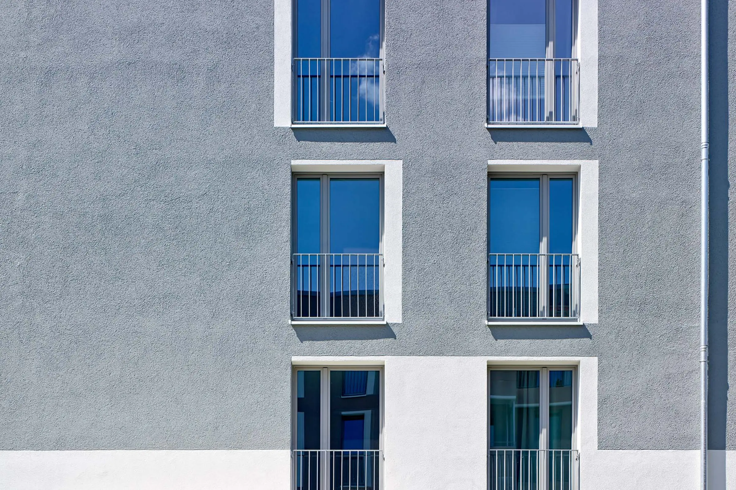 Aufnahme einer Wohnanlage in verschiedenen Cremefarben, gedämmt mit WDVS von Sto