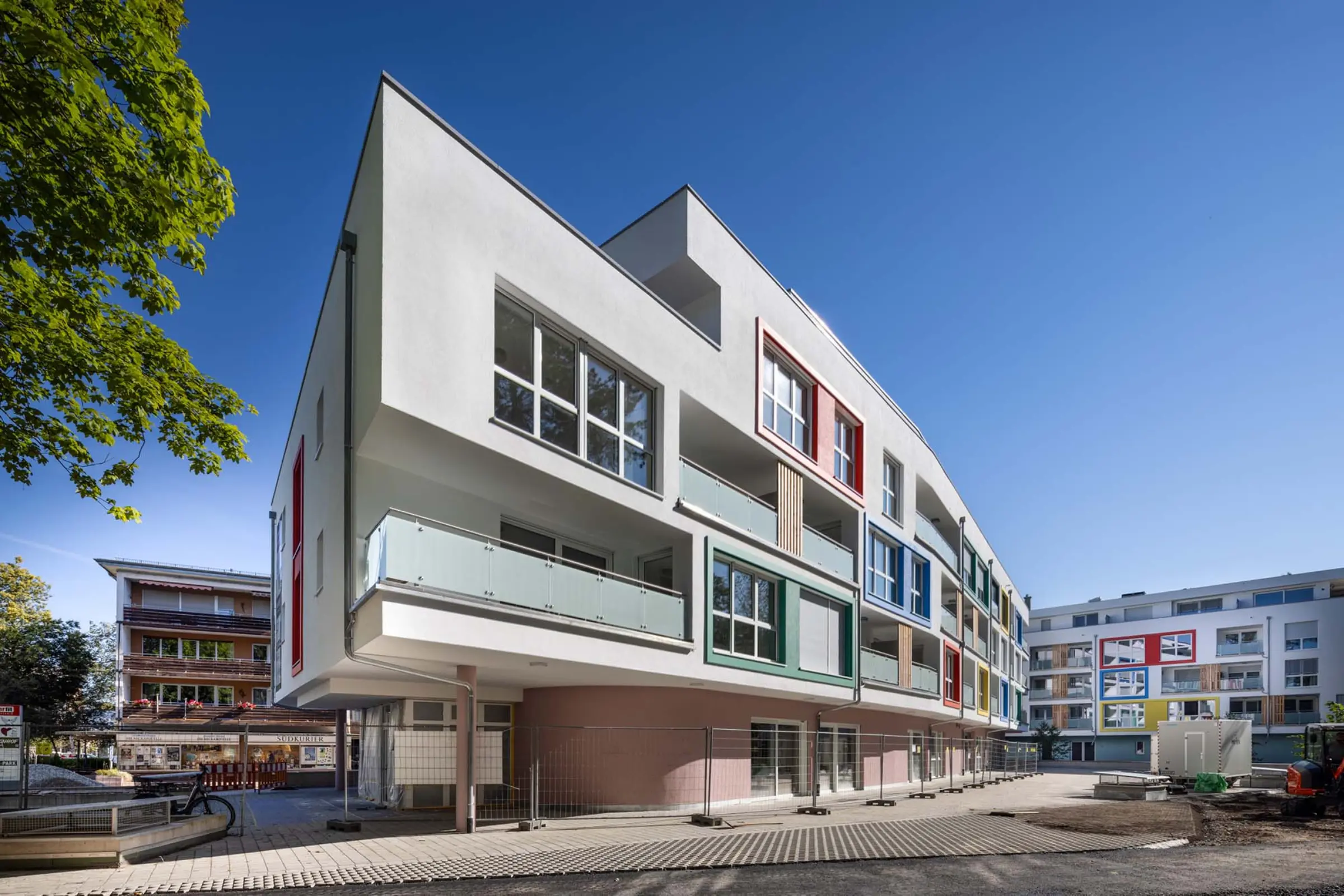 Außenaufnahme eines Wohngebäudes mit bunten Fensterumrandungen aus StoDeco Fassadenelementen