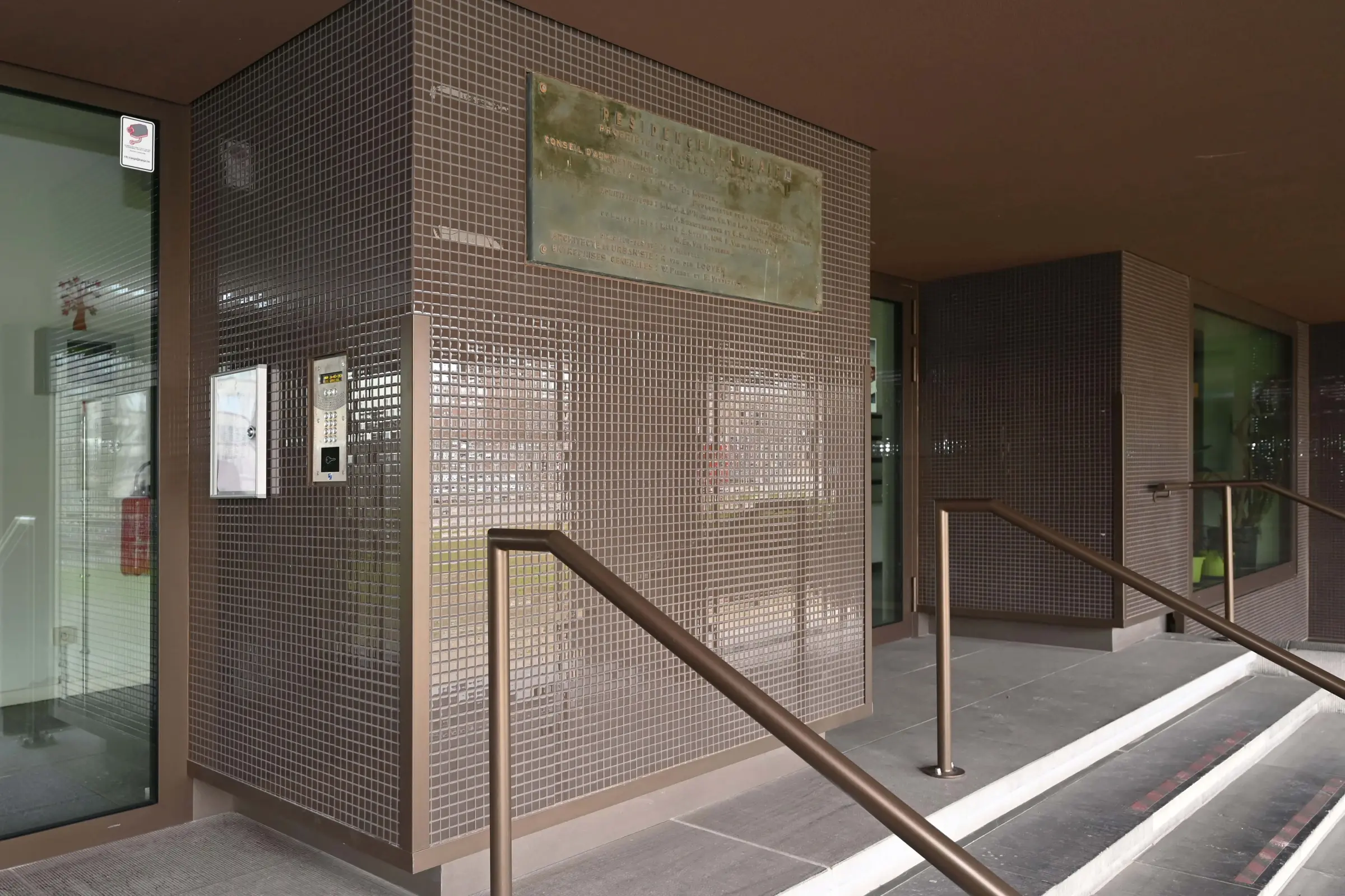 Aufnahme eine Mehrfamilienhauses gedämmt mit VHF von Sto, StoVentec Glass, Mosaik