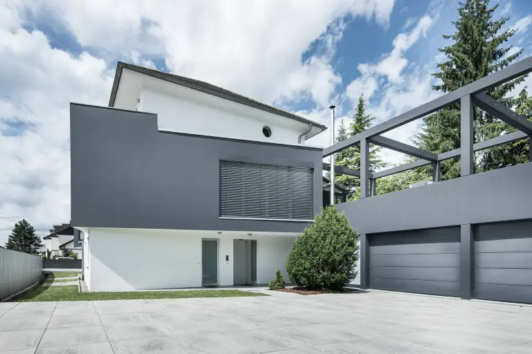 Außenaufnahme eines Wohnhauses im Kreis Lörrach, DE, weiß-graue Fassade, beschichtet mit StoColor Dryonic® 