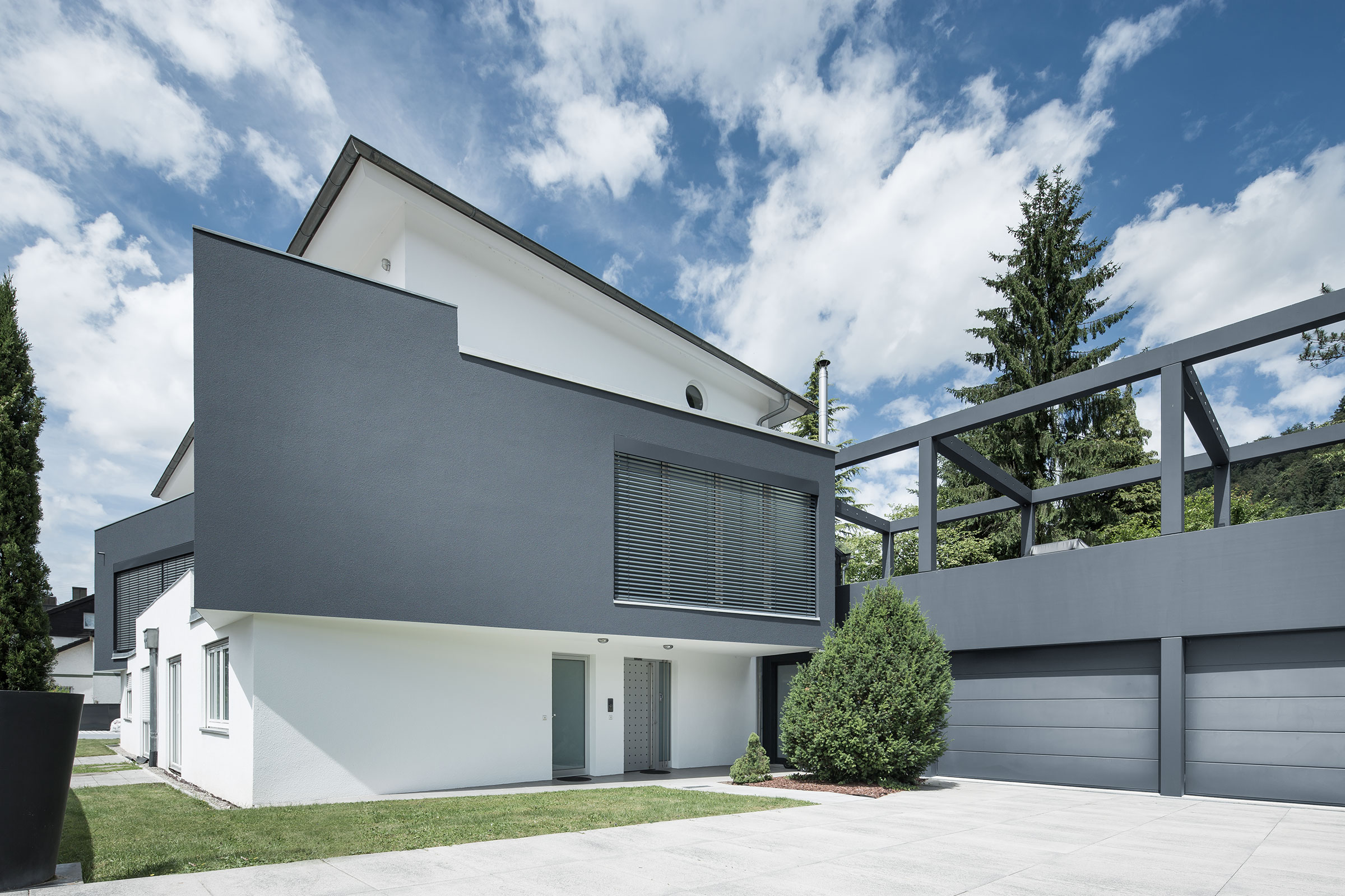 Einfamilienhaus, weiß-graue Fassade, Neubau, StoColor Dryonic®