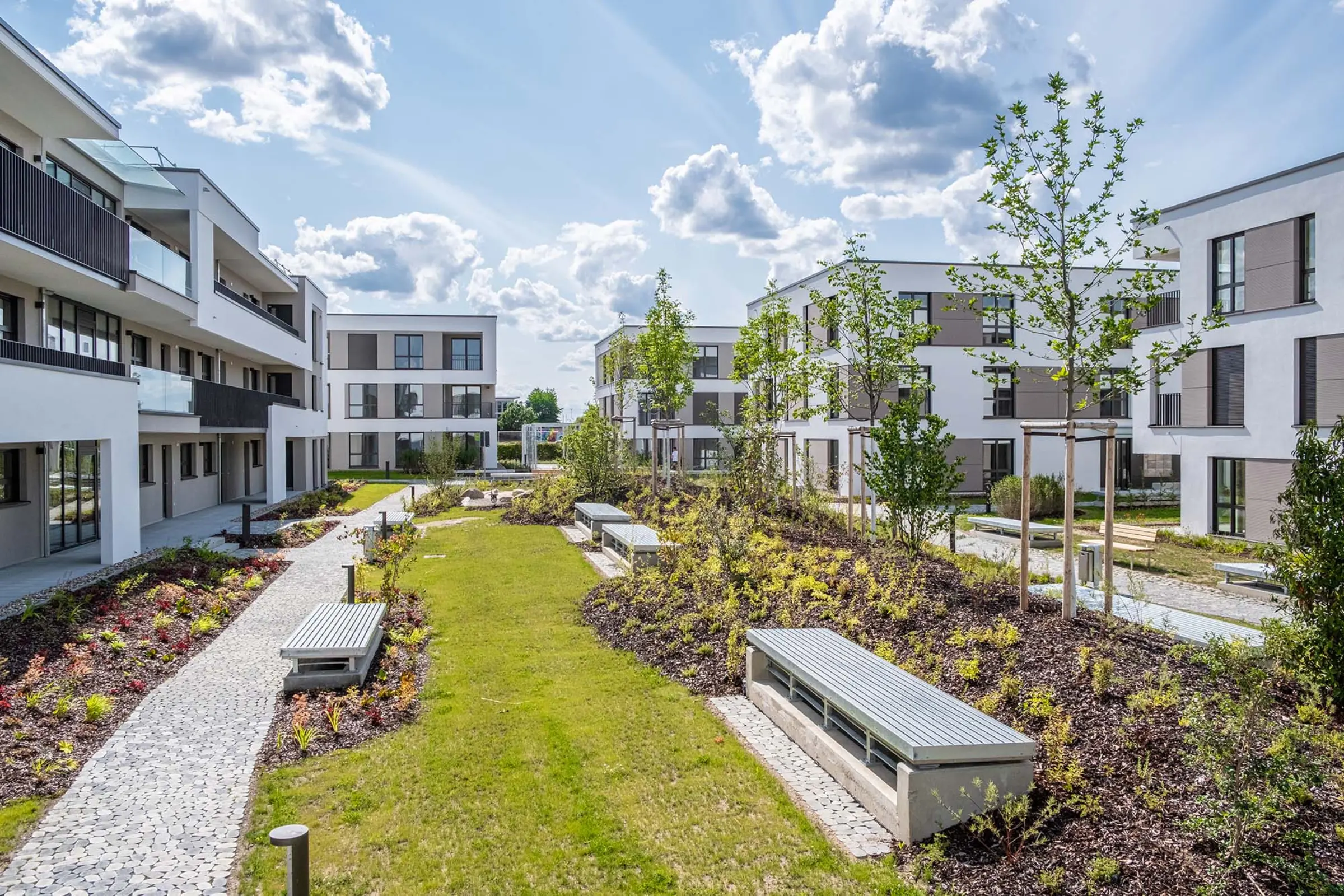 Aufnahme eines Wohnparks, weiße Fassaden mit beigen Akzenten, Neubau mit StoTherm Vario