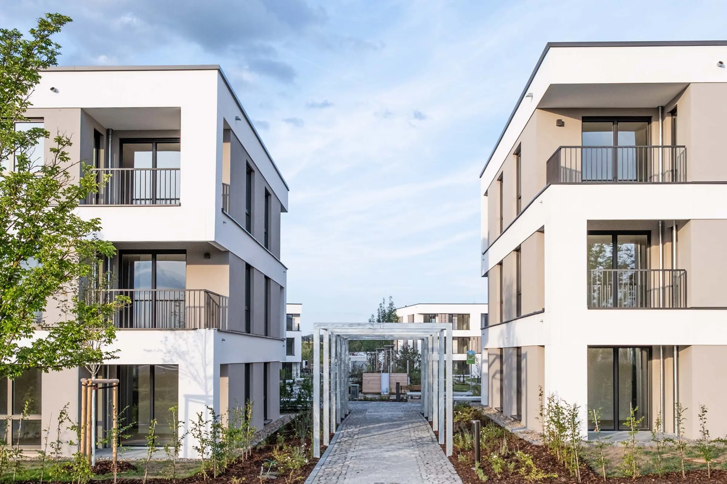 Aufnahme eines Wohnparks, weiße Fassaden mit beigen Akzenten, Neubau mit StoTherm Vario