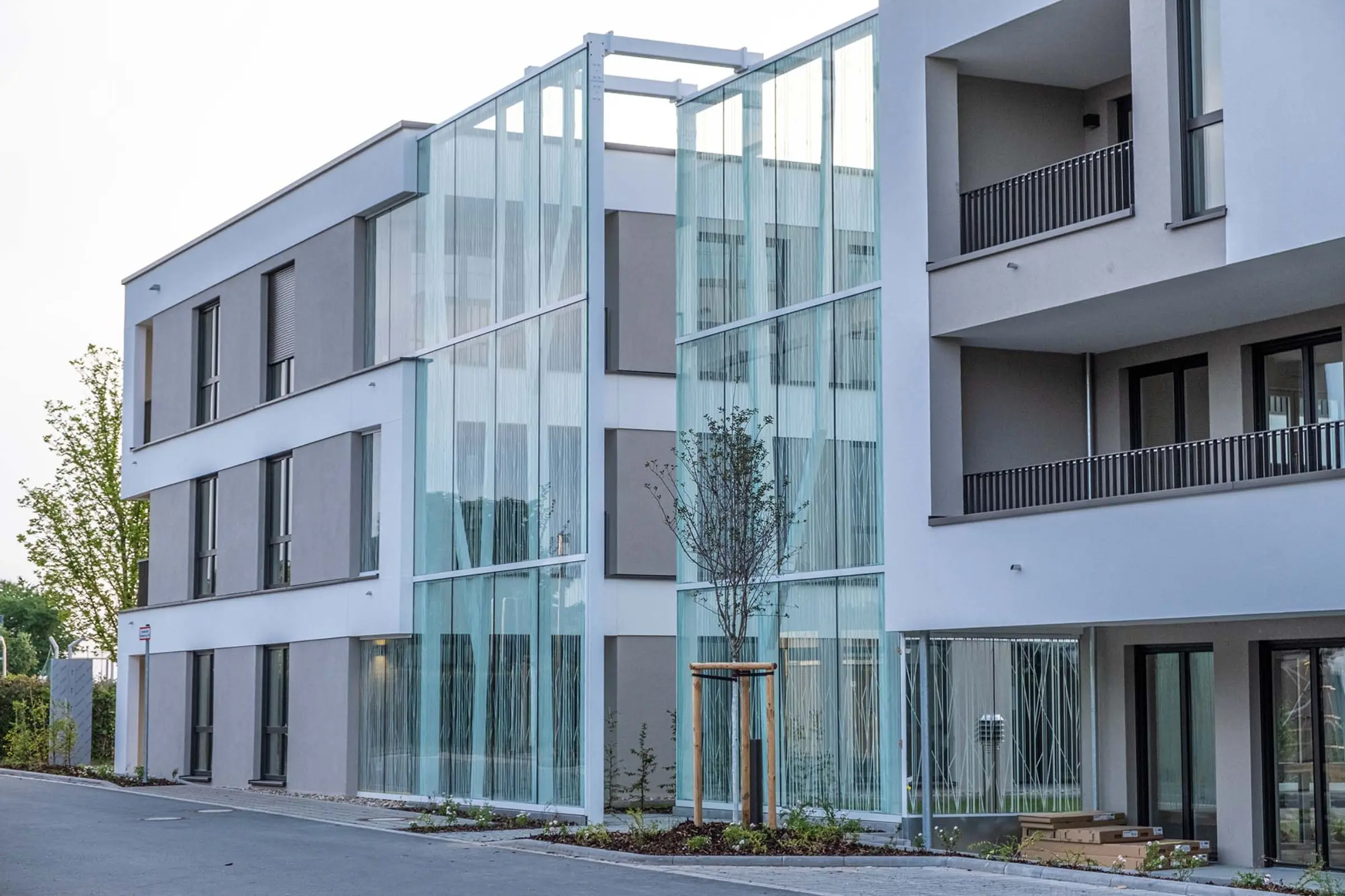 Aufnahme eines Wohnparks, weiße Fassaden mit beigen Akzenten, Neubau mit StoTherm Vario