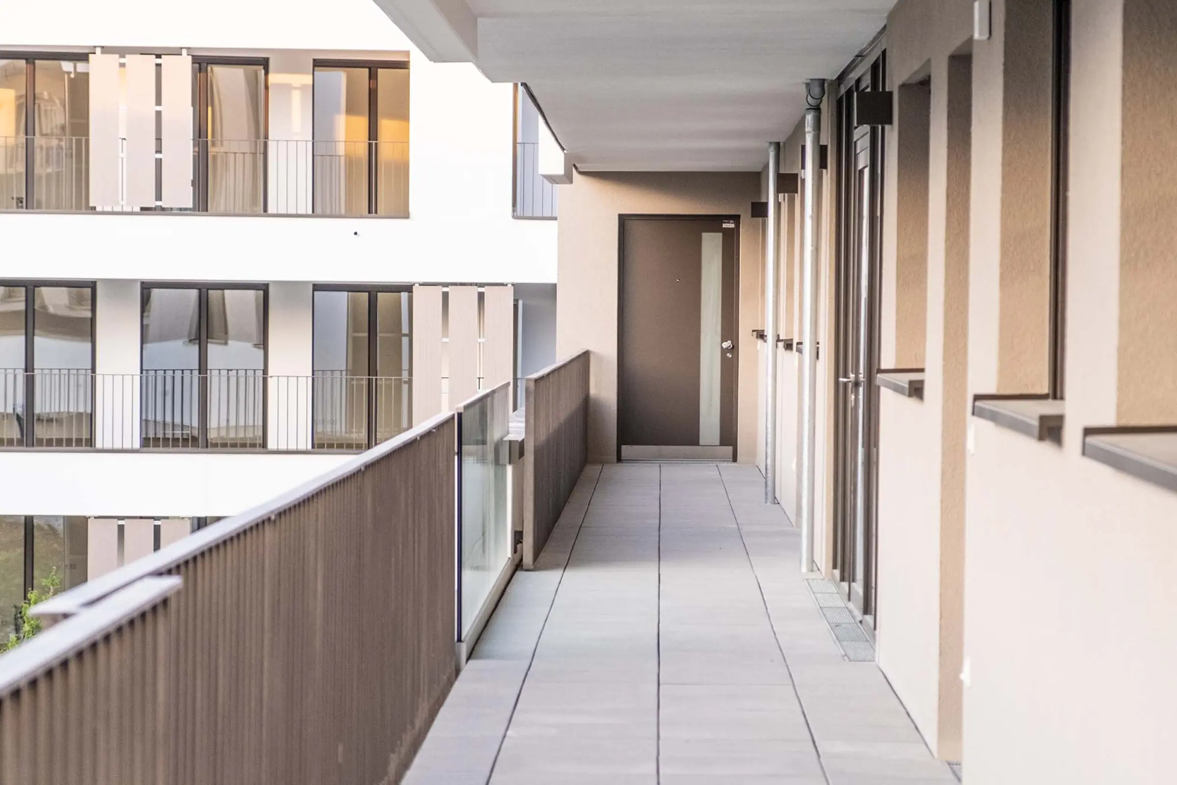 Aufnahme eines Wohnparks, weiße Fassaden mit beigen Akzenten, Neubau mit StoTherm Vario