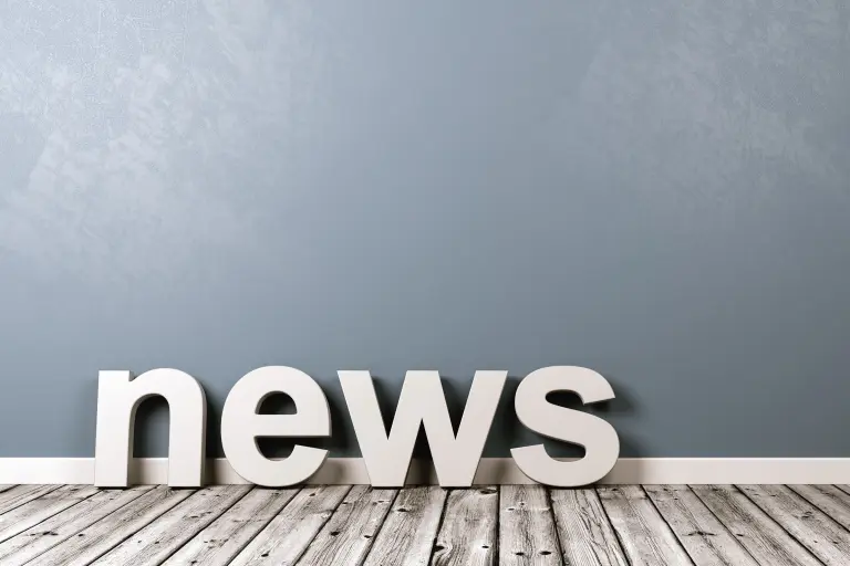 News Text, Wand, Boden, grauer Hintergrund; Bildquelle: © Adobe Stock | MR