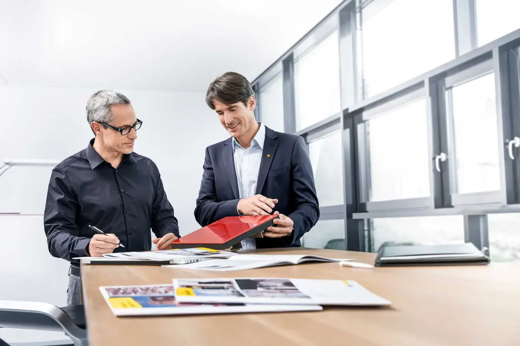 Sto Außendienstmitarbeiter berät Fachhandwerker