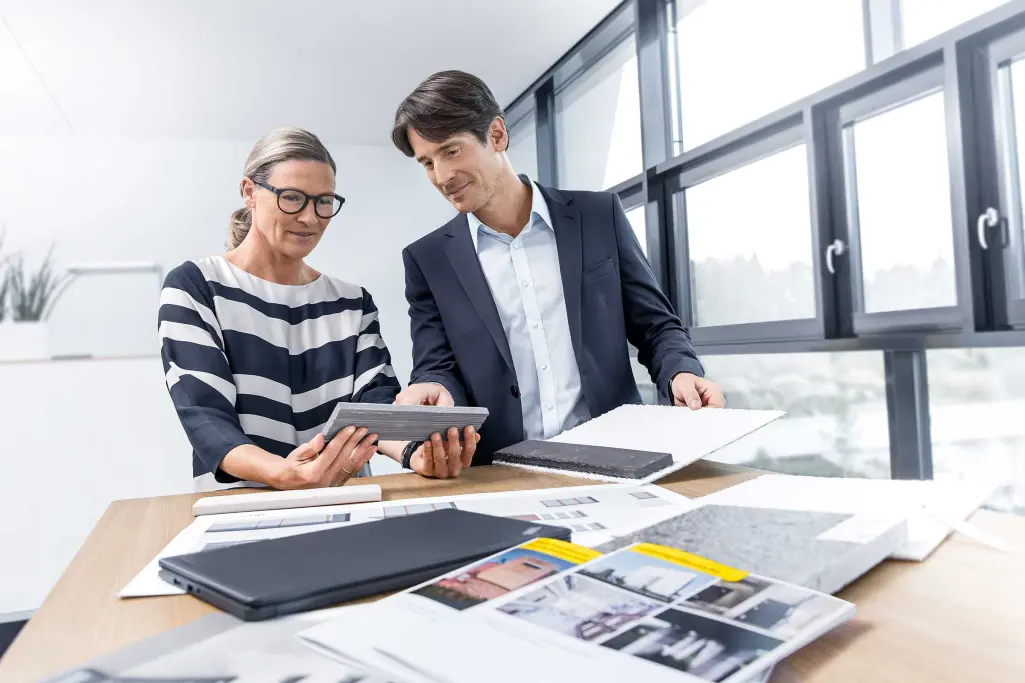 Beratung auf der Baustelle: Verkaufsberater von Sto und Architekt auf der Baustelle