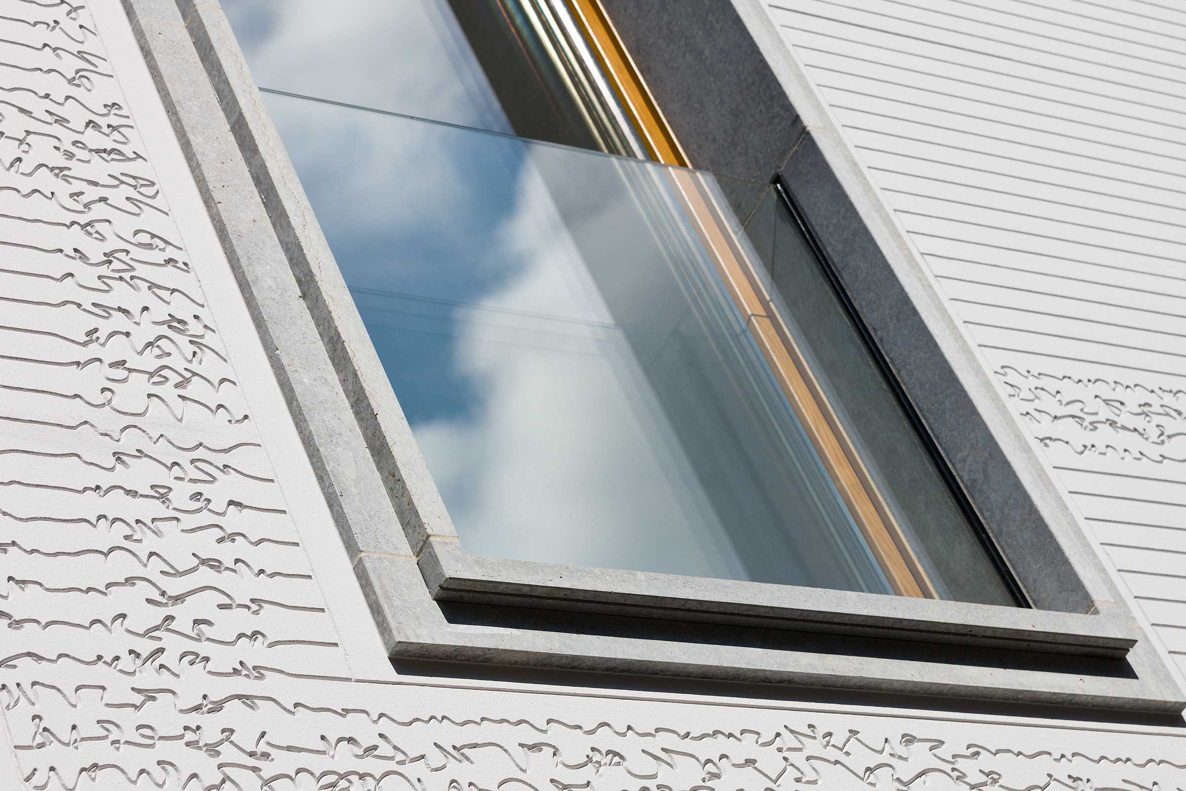 Fassadenverkleidung in Form von plastischen 3D-Fassadenelementen aus Verollith® mit individueller Fr