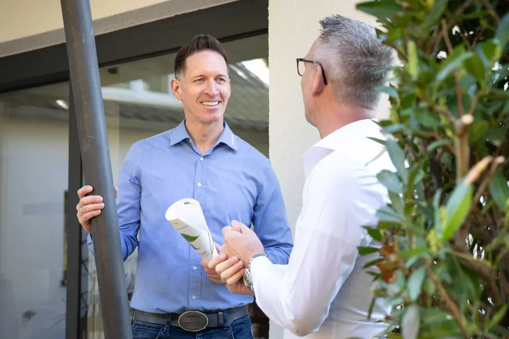 Fachhandwerker im Beratungsgespräch mit Sto-Verkausberater