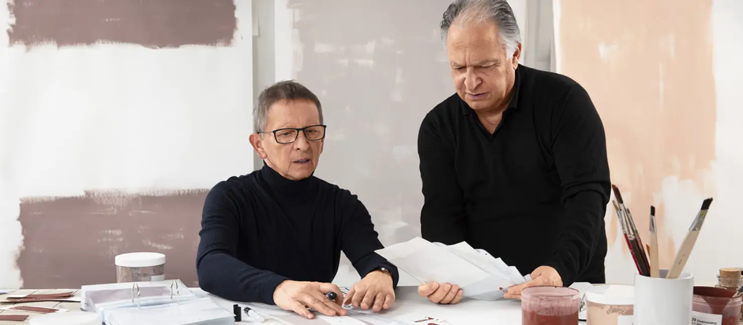 P. Appenzeller & A. Romano, StoDesign, beim Bewerten der Farbnuancen für das neue StoColor System