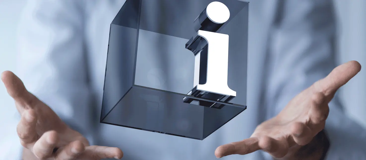 Informationen: Hände halten gläsernen Würfel mit dem Buchstaben i in der Hand