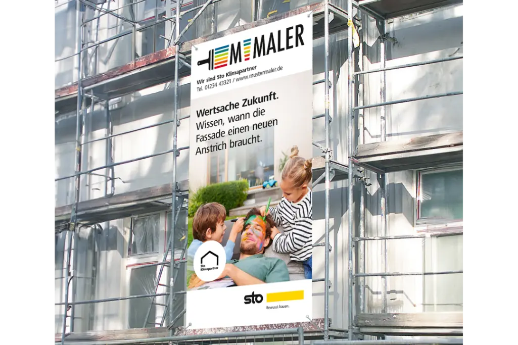 Gerüstnetz mit Sto Klimapartner-Branding auf Baugerüst zur Sichtbarkeit in Fassadensanierungsprojekt
