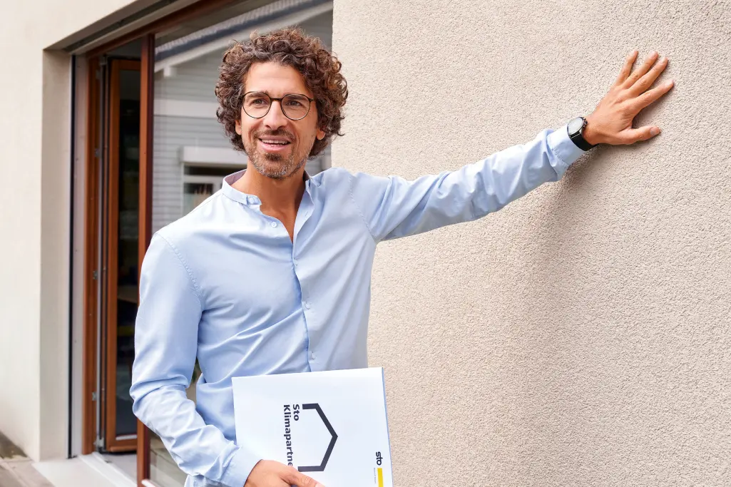 Zwei Männer in einem Gespräch über die Klimapartnerschaft