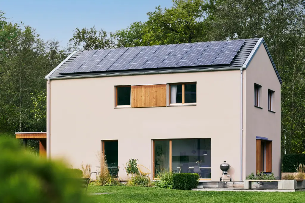 Ein Haus, das einen Schnitt aus Sanierung und unsaniert zeigt