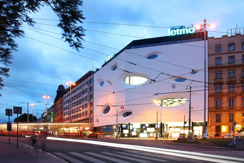 Außenansicht Einkaufszentrum Letmo, Brünn, CZ, Dämmerungsaufnahme