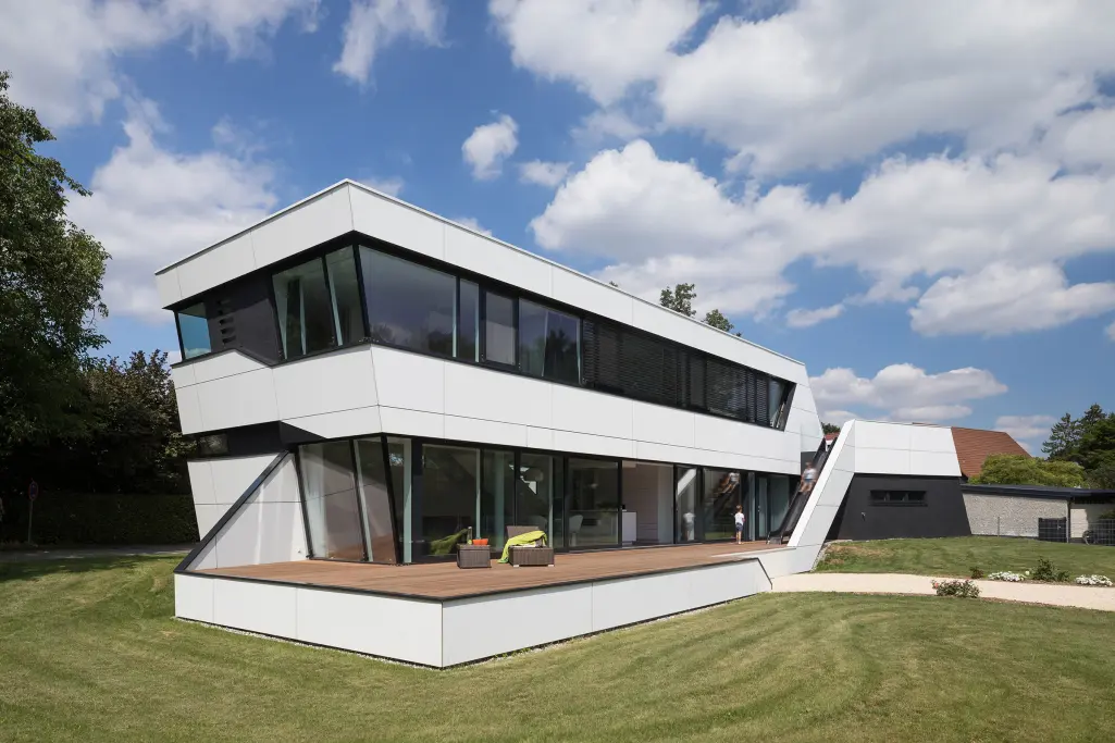 Außenansicht Wohnhaus, Einfamilienhaus in Langenau, DE, weiße Sto-Fassade mit großer Fenterfront